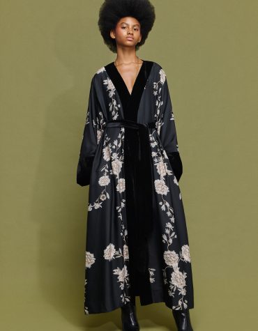 ‘VANESSA’ ΜΑΚΡΥ ΚΙΜΟΝΟ ΜΕ ΒΕΛΟΥΔΟ (BLACK/FLORAL) MAMOUSH ΝΕΕΣ ΑΦΙΞΕΙΣ 2