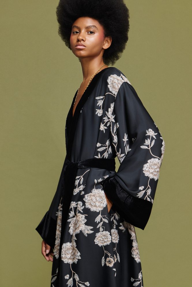 ‘VANESSA’ ΜΑΚΡΥ ΚΙΜΟΝΟ ΜΕ ΒΕΛΟΥΔΟ (BLACK/FLORAL) MAMOUSH ΝΕΕΣ ΑΦΙΞΕΙΣ 5
