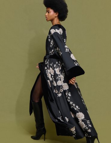 ‘VANESSA’ ΜΑΚΡΥ ΚΙΜΟΝΟ ΜΕ ΒΕΛΟΥΔΟ (BLACK/FLORAL) MAMOUSH