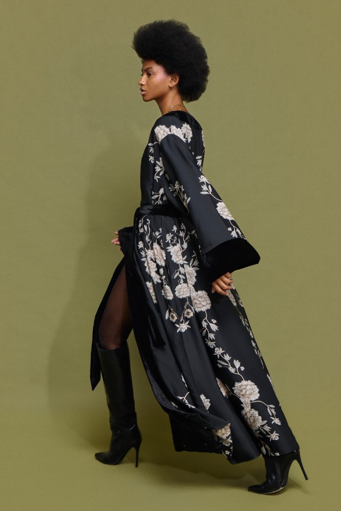 ‘VANESSA’ ΜΑΚΡΥ ΚΙΜΟΝΟ ΜΕ ΒΕΛΟΥΔΟ (BLACK/FLORAL) MAMOUSH ΝΕΕΣ ΑΦΙΞΕΙΣ 3
